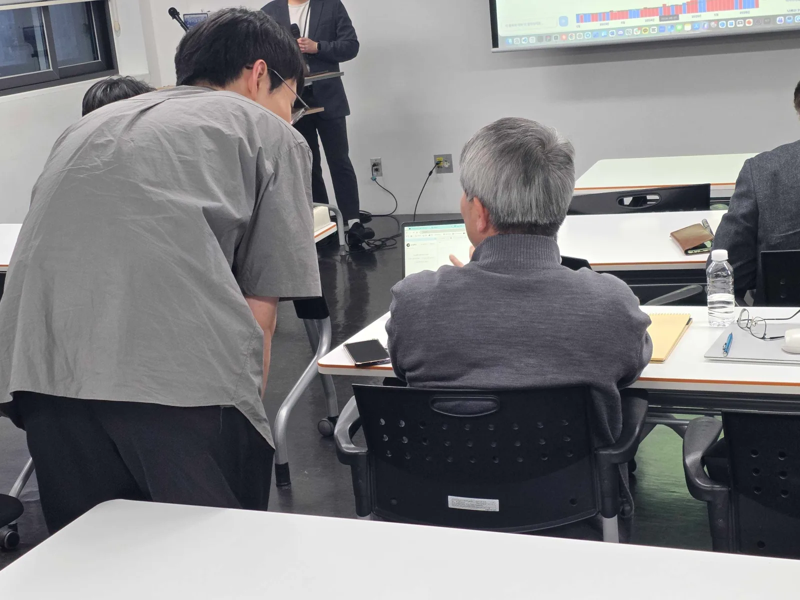 수업 전 전용 HTS 사용 안내에서 화면을 함께 보며 일대일로 안내하는 모습